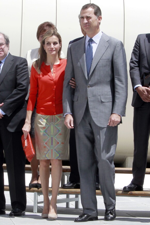 Le roi Felipe VI et la reine Letizia remettent les prix nationaux de l'innovation et du dessin au Musée de la Science à Valladolid (Espagne), le 1er juillet 2014.
