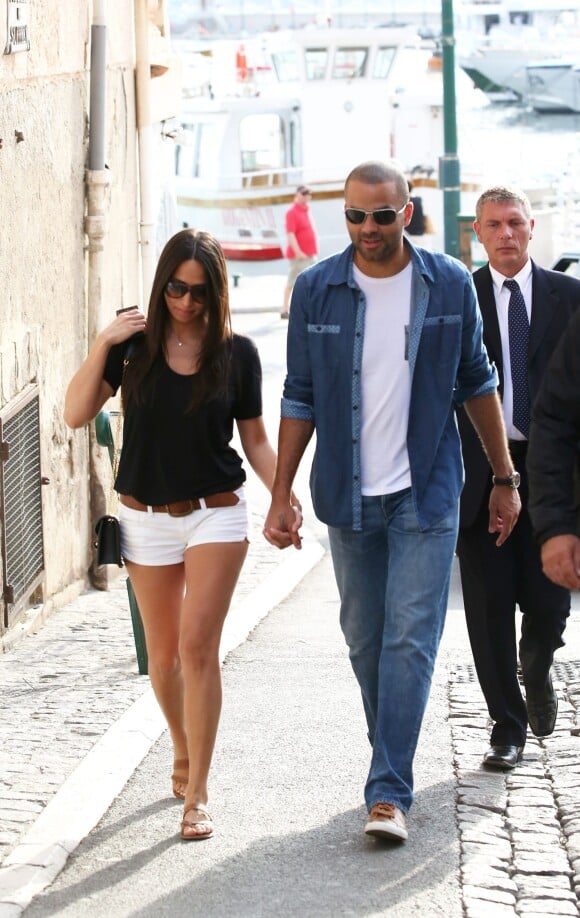 Tony Parker et Axelle Francine se promènent main dans la main à Saint-Tropez. Le 1er juillet 2014.