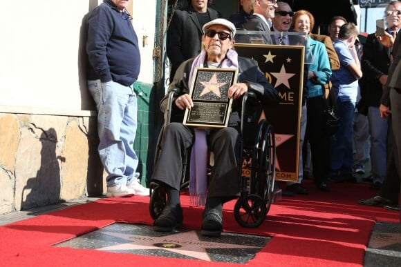 Paul Mazursky recevant son étoile sur le Walk of Fame le 13 décembre 2013 à Los Angeles
