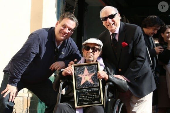Paul Mazursky recevant son étoile sur le Walk of Fame le 13 décembre 2013 à Los Angeles : il pose avec Mel Brooks