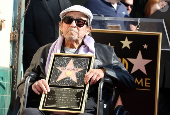 Le réalisateur et scénariste américain Paul Mazursky recevant son étoile sur le Walk of Fame le 13 décembre 2013 à Los Angeles
