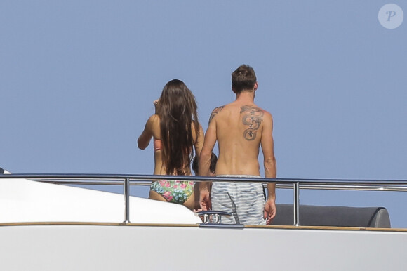 Jenson Button et sa fiancée Jessica Michibata sur un bateau ancré au large de Cannes, le 2 juillet 2014