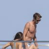 Jenson Button et sa fiancée Jessica Michibata sur un bateau ancré au large de Cannes, le 2 juillet 2014