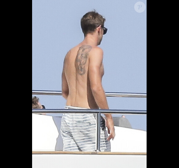 Jenson Button et sa fiancée Jessica Michibata sur un bateau ancré au large de Cannes, le 2 juillet 2014