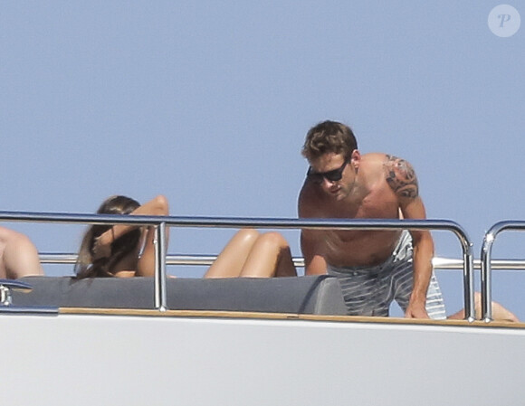 Jenson Button et sa fiancée Jessica Michibata sur un bateau ancré au large de Cannes, le 2 juillet 2014