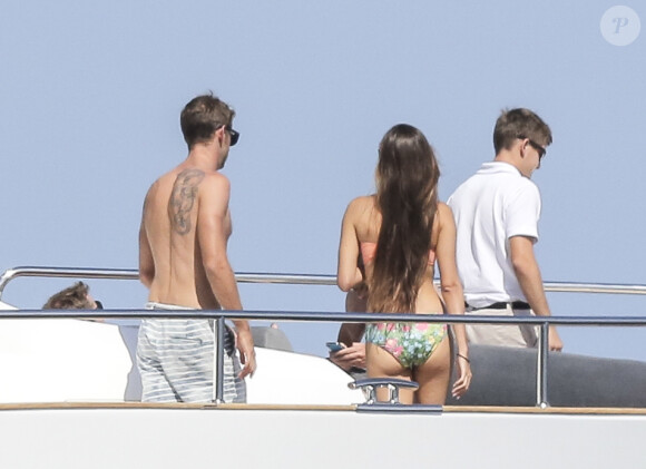 Jenson Button et sa fiancée Jessica Michibata sur un bateau ancré au large de Cannes, le 2 juillet 2014
