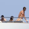 Jenson Button et sa fiancée Jessica Michibata sur un bateau ancré au large de Cannes, le 2 juillet 2014