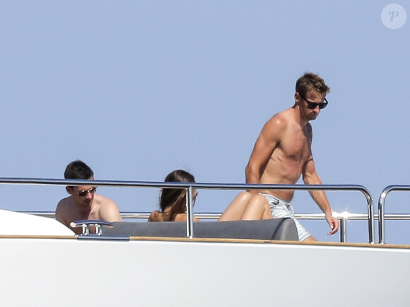 Jenson Button et sa fiancée Jessica Michibata sur un bateau ancré au large de Cannes, le 2 juillet 2014