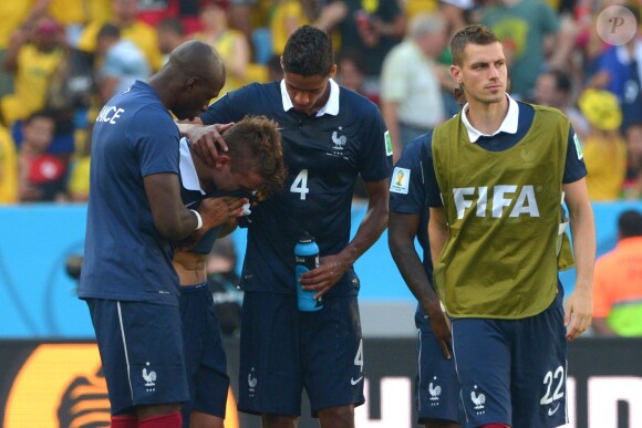 Antoine Griezmann consolé par ses coéquipiers ne peut retenir ses larmes lors de la défaite de l'équipe de France face à l'Allemagne en 1/4 de finale de la Coupe du monde, à Rio le 4 juillet 2014 