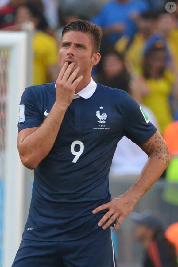 Olivier Giroud  abattu lors de la défaite de l'équipe de France face à l'Allemagne en 1/4 de finale de la Coupe du monde, à Rio le 4 juillet 2014 