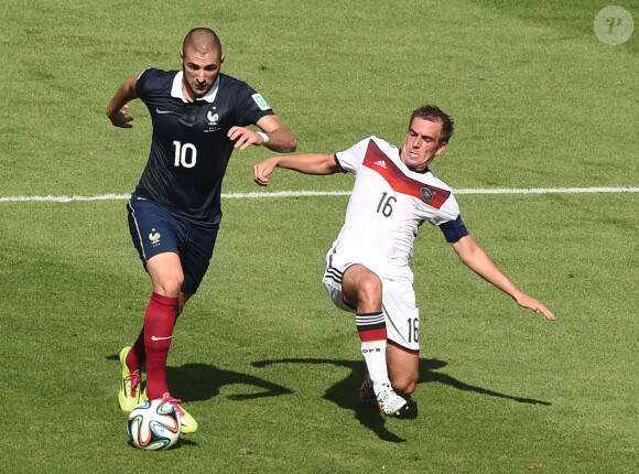 Karim Benzema (L) et Philipp Lahm lors du match de l'équipe de France face à l'Allemagne en 1/4 de finale de la Coupe du monde, à Rio le 4 juillet 2014 