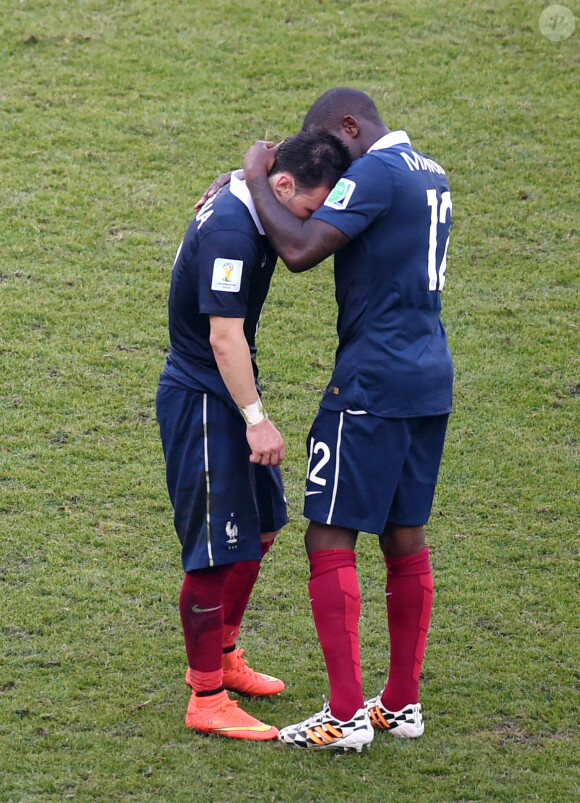 Antonio Mavuba réconforte Mathieu Valbuena lors de la défaite de l'équipe de France face à l'Allemagne en 1/4 de finale de la Coupe du monde, à Rio le 4 juillet 2014 