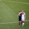 Per Mertesacker et Laurent Koscielny se saluent à l'issue du match et de la défaite de l'équipe de France face à l'Allemagne en 1/4 de finale de la Coupe du monde, à Rio le 4 juillet 2014 