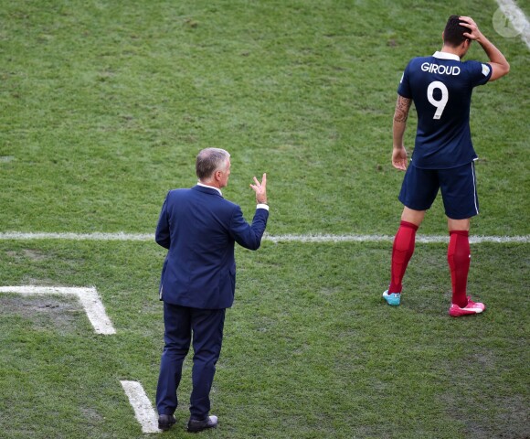 Didier Deschamps et Olivier Giroud (R) lors du match de l'équipe de France face à l'Allemagne en 1/4 de finale de la Coupe du monde, à Rio le 4 juillet 2014