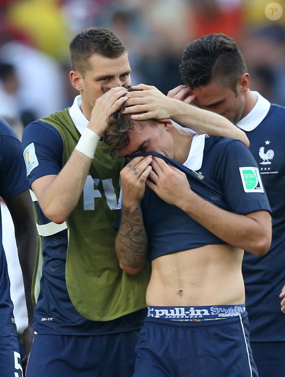 Morgan Schneiderlin et Antoine Griezmann - Tristesse de l'équipe de France suite à leur élimination du Mondial à Rio de Janeiro au Brésil le 4 juillet 2014. L'équipe de France quitte la compétition en quart de finale suite à leur défaite face à l'Allemagne 1 à 0 .