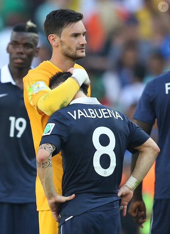 Hugo Lloris et Matieu Valbuena - Tristesse de l'équipe de France suite à leur élimination du Mondial à Rio de Janeiro au Brésil le 4 juillet 2014. L'équipe de France quitte la compétition en quart de finale suite à leur défaite face à l'Allemagne 1 à 0 . 