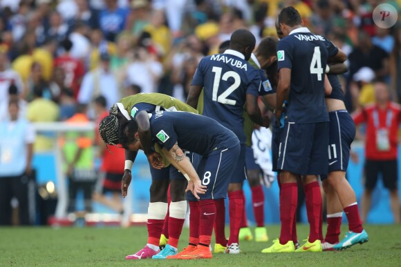 Bacary Sagna et Mathieu Valbuena - Tristesse de l'équipe de France suite à leur élimination du Mondial à Rio de Janeiro au Brésil le 4 juillet 2014. L'équipe de France quitte la compétition en quart de finale suite à leur défaite face à l'Allemagne 1 à 0 . 