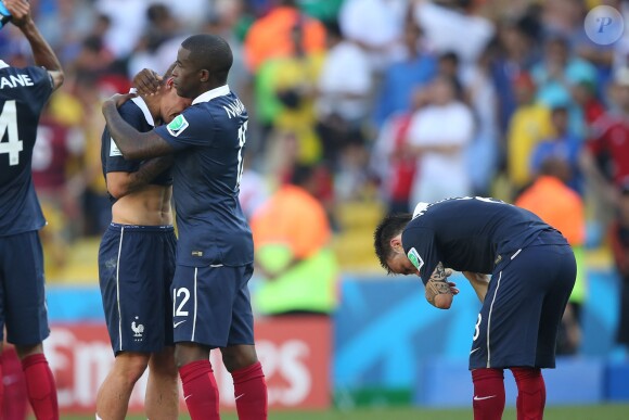 Matieu Valbuena, Antoine Griezmann et Rio Mavuba - Tristesse de l'équipe de France suite à leur élimination du Mondial à Rio de Janeiro au Brésil le 4 juillet 2014. L'équipe de France quitte la compétition en quart de finale suite à leur défaite face à l'Allemagne 1 à 0 . 