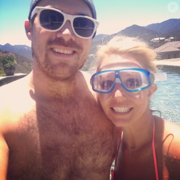 Britney Spears pose avec David Lucado près de sa piscine à Los Angeles, le mercredi 2 juillet 2014.