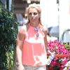 Exclusif - Britney Spears achète des fleurs en compagnie de son garde du corps à Los Angeles, le 24 juin 2014.