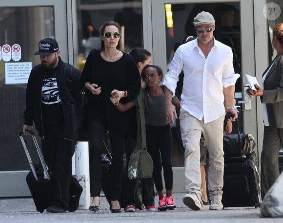 Angelina Jolie et Brad Pitt arrivent à l'aéroport de Los Angeles avec leurs enfants Zahara et Maddox en provenance de Londres, le 14 juin 2014. 