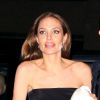 Brad Pitt et Angelina Jolie sortent de la projection du film "The Normal Heart" au Ziegfeld Theater à New York. Il semblerait que Angelina Jolie ait quelques problèmes avec sa poudre de maquillage. Le 12 mai 2014.
