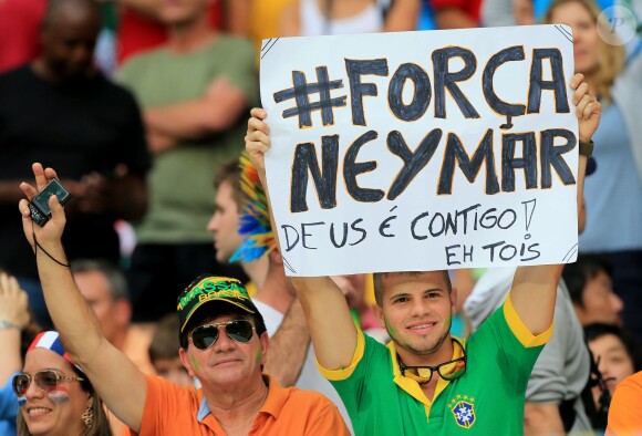 Soutien à Neymar après sa blessure lors du match Brésil-Colombie à Fortaleza, le 4 juillet 2014. 