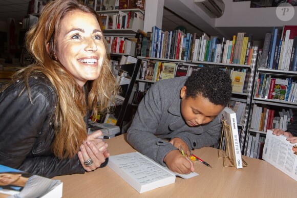 Sandrine Diouf, accompagée de son fils Isaac, dédicace son livre "Au-delà de la vie", paru aux éditions Michel Lafon, à la librairie du Prado à Marseille. Le 18 janvier 2014.