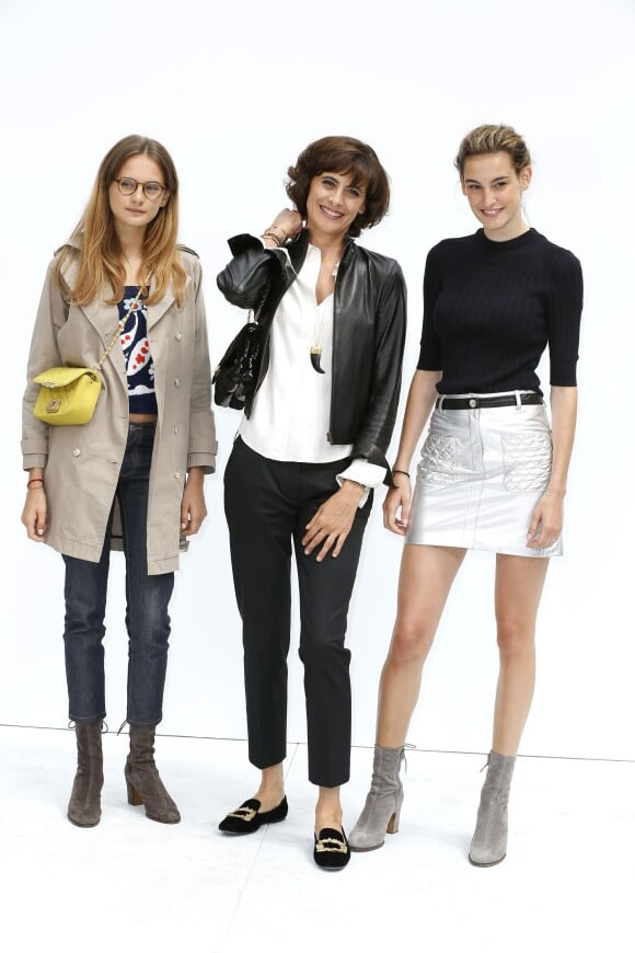 Inès de la Fressange et ses filles Violette (à gauche) et Nine (à droite) assistent au défilé haute couture Chanel automne-hiver 2014-2015 au Grand Palais. Paris, le 8 juillet 2014.