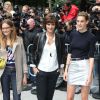 Inès de La Fressange et ses filles Violette (à gauche) et Nine arrivent au Grand Palais pour assister au défilé Chanel haute couture. Paris, le 8 juillet 2014.