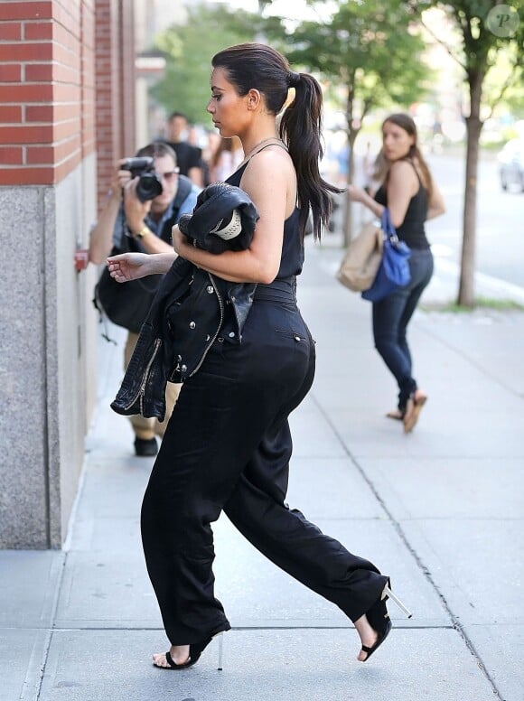 Kim Kardashian va dîner avec sa soeur Kourtney Kardashian à New York, le 7 juillet 2014.
