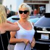 Pamela Anderson va dîner avec une amie à Malibu le 5 juillet 2014.