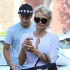 Pamela Anderson va dîner avec son fils Brandon Lee à Malibu, le 30 juin 2014.