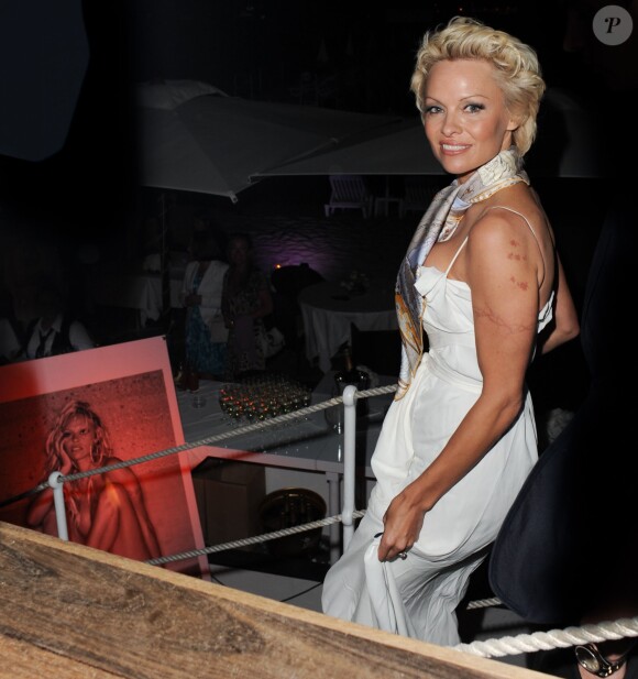 Pamela Anderson sur un yacht au large de Cannes, le 16 mai 2014