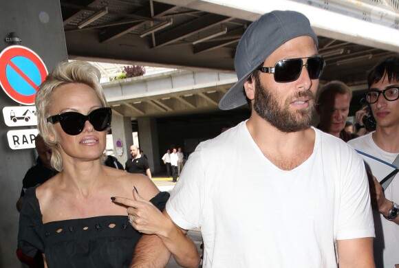 Pamela Anderson, attendue par de nombreux fans à qui elle a signé des autographes, arrive avec son mari Rick Salomon à l'aéroport de Nice pour le festival de Cannes. Le 13 mai 2014