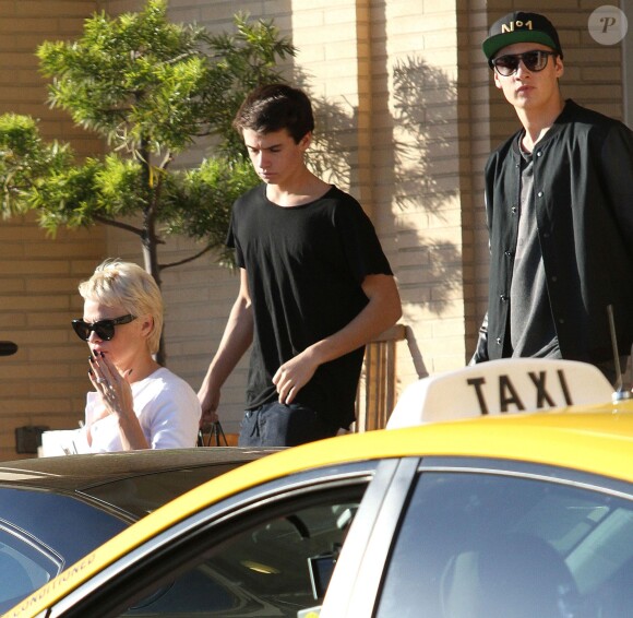 Pamela Anderson et ses fils Brandon et Dylan, à Los Angeles, le 5 février 2014.