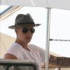 Justin Bieber se relaxe sur un yacht avec des amis à Miami, le 3 juillet 2014. 