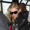 La chanteuse Madonna va prendre un vol à l'aéroport LAX de Los Angeles, le 18 novembre 2013.