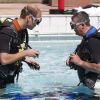 Le prince William participe à un entraînement de plongée avec le British Sub-Aqua Club (BSAC) au centre aquatique Oasis Leisure Centre, à Londres, le 9 juillet 2014.