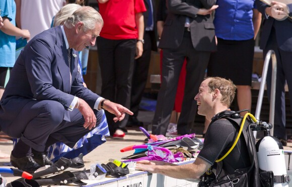 Le prince William, sous les yeux de son père le prince Charles, participe à un entraînement de plongée avec le British Sub-Aqua Club (BSAC) au centre aquatique Oasis Leisure Centre, à Londres, le 9 juillet 2014.