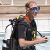 Le prince William participe à un entraînement de plongée avec le British Sub-Aqua Club (BSAC) au centre aquatique Oasis Leisure Centre, à Londres, le 9 juillet 2014.
