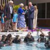 Le prince William, sous les yeux de son père le prince Charles, participe à un entraînement de plongée avec le British Sub-Aqua Club (BSAC) au centre aquatique Oasis Leisure Centre, à Londres, le 9 juillet 2014.