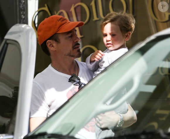 Exclusif - Robert Downey Jr. et Exton Downey au zoo de Nashville, le 5 mai 2014.