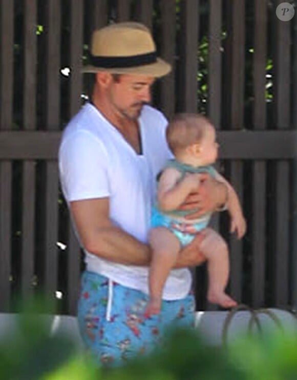 Exclusif - Robert Downey Jr. et sa femme Susan passent la journée à la piscine avec leur fils Exton à Miami, le 30 septembre 2012.