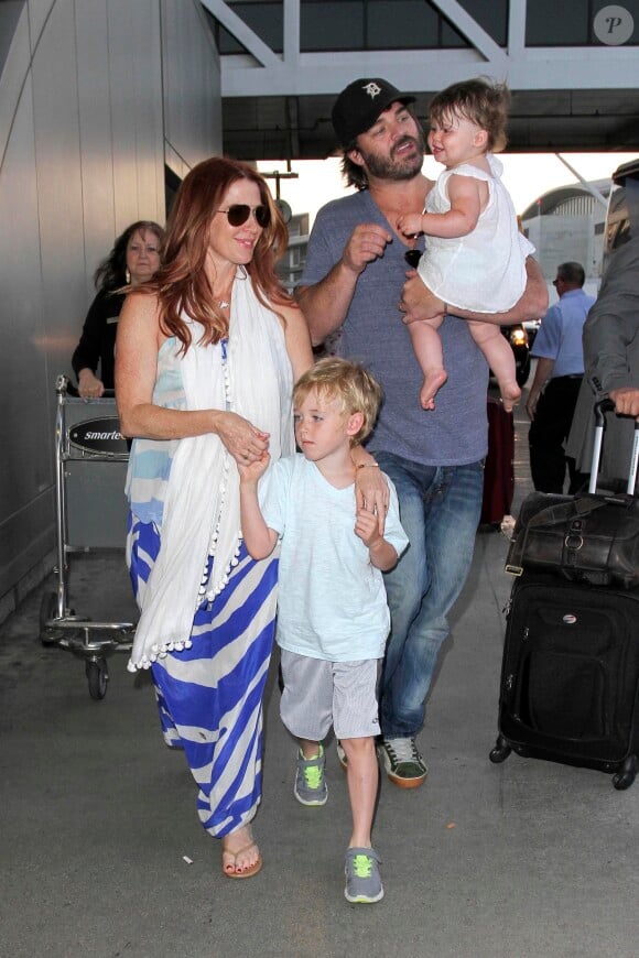 Poppy Montgomery, son mari Shawn Sanford et ses enfants Jackson et Violet à l'aéroport de Los Angeles, le 18 juin 2014.