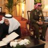 Le roi Abullah II de Jordanie signe un registre lors du mariage de son demi-frère le prince Hamzah et de la princesse Basma, le 12 janvier 2012 à Amman.