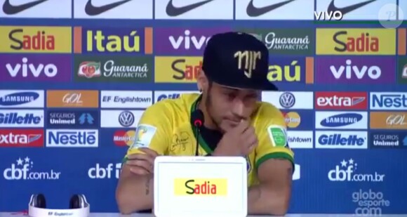 Neymar en pleurs en évoquant sa blessure lors d'une conférence de presse à Teresopolis (Brésil) le 10 juillet 2014. 