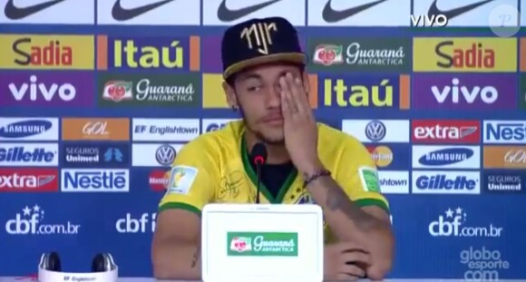 Le footballeur Neymar fond en larmes en évoquant sa blessure lors d'une conférence de presse à Teresopolis (Brésil) le 10 juillet 2014. 