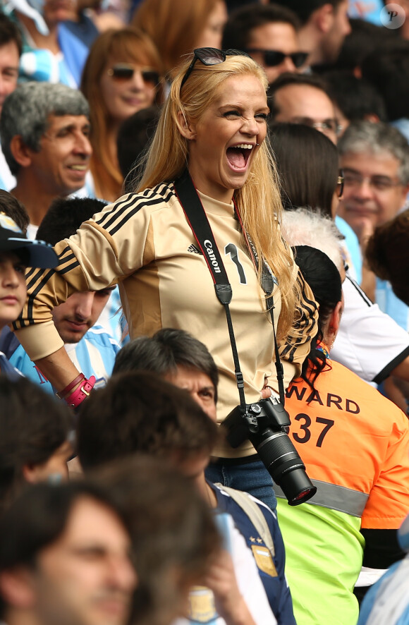 Eliana Guercio, femme du gardien de l'Argentine Sergio Romero, dans les tribunes lors du match Argentine - Nigeria en poules de la Coupe du monde à Porto Alegre, au Brésil, le 25 juin 2014