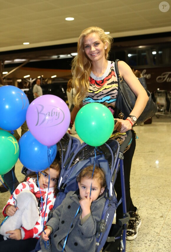 Please Hide The Child's Face Prior To The Publication - Eliana Guercio, wife of GK Sergio Romero, at Confins Airport, taking and special Family charter back to Argentina, after see Yesterday match Vs Iran and enjoy Today Family day with the players at the Argentine training camp in Cidade do Galo, Belo Horizonte, Brazil on June 22, 2014. Photo by PikoPress/ABACAPRESS.COM23/06/2014 - Belo Horizonte